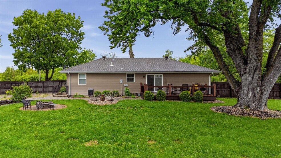 More Photos Of 2450 NW Lowenstein Dr, Lee's Summit Flex For Sale