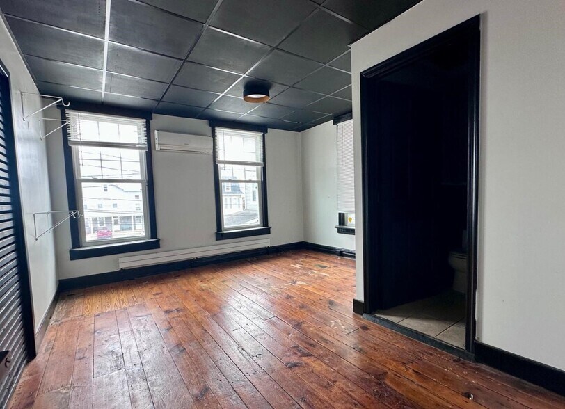 More Photos Of 8 W Broadway, Etters Office For Sale