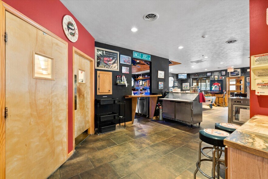 More Photos Of 212 Main St, Oneida General Retail For Sale