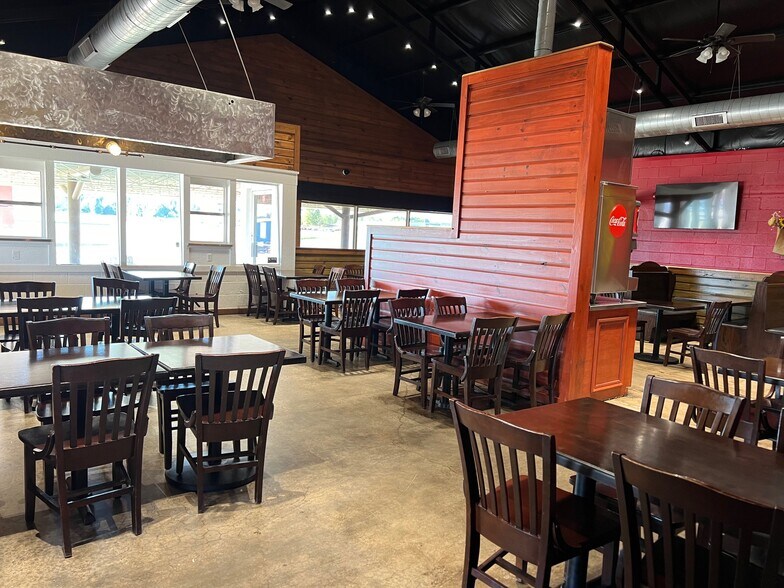 More Photos Of 10811 NE 23rd St, Spencer Restaurant For Lease