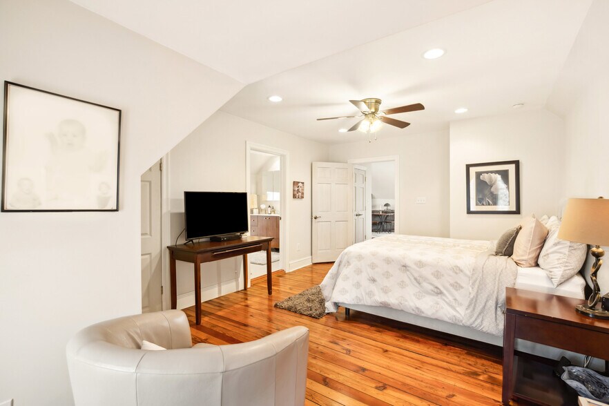 More Photos Of 301 Meyers Ave, Meyersdale Hotel For Sale