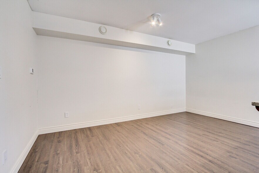 More Photos Of 395 Bay St W, Brock Office For Sale