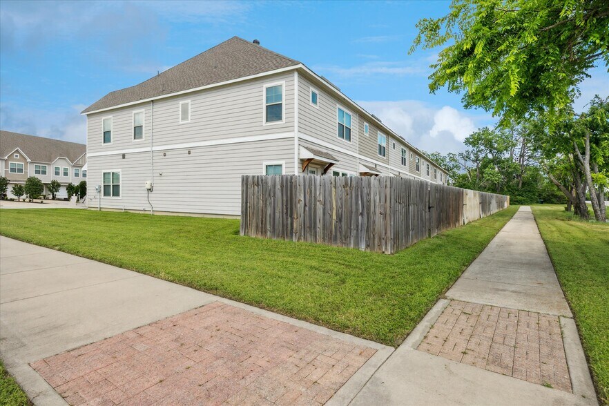 More Photos Of 101 Springtree St, Denton Apartments For Sale