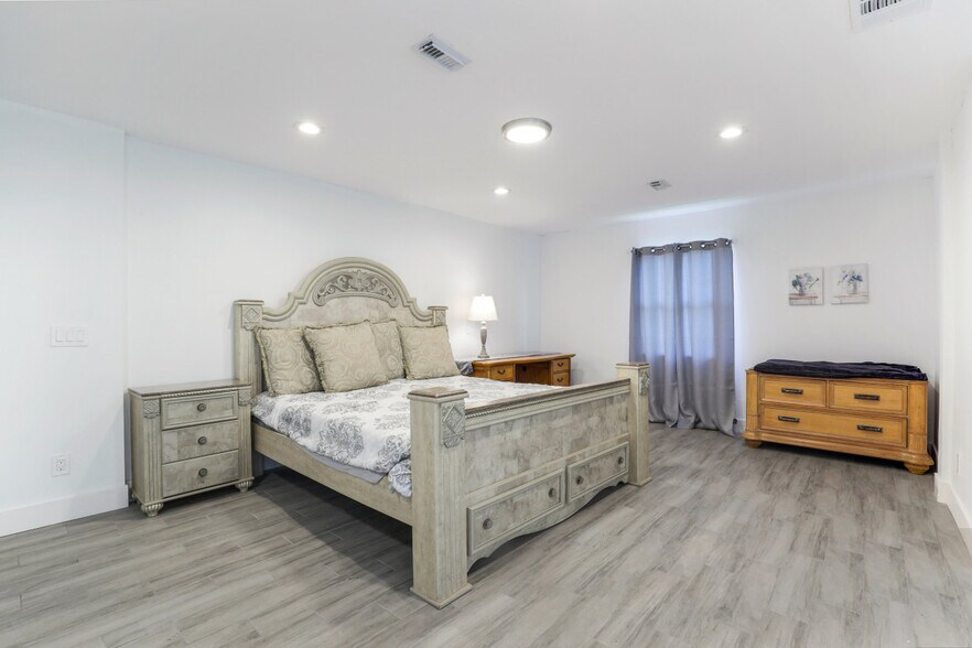 More Photos Of 778 100th Ave N, Naples Specialty For Sale