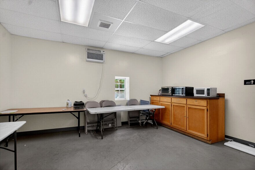 More Photos Of 211 Whitesville St, Lagrange Showroom For Sale