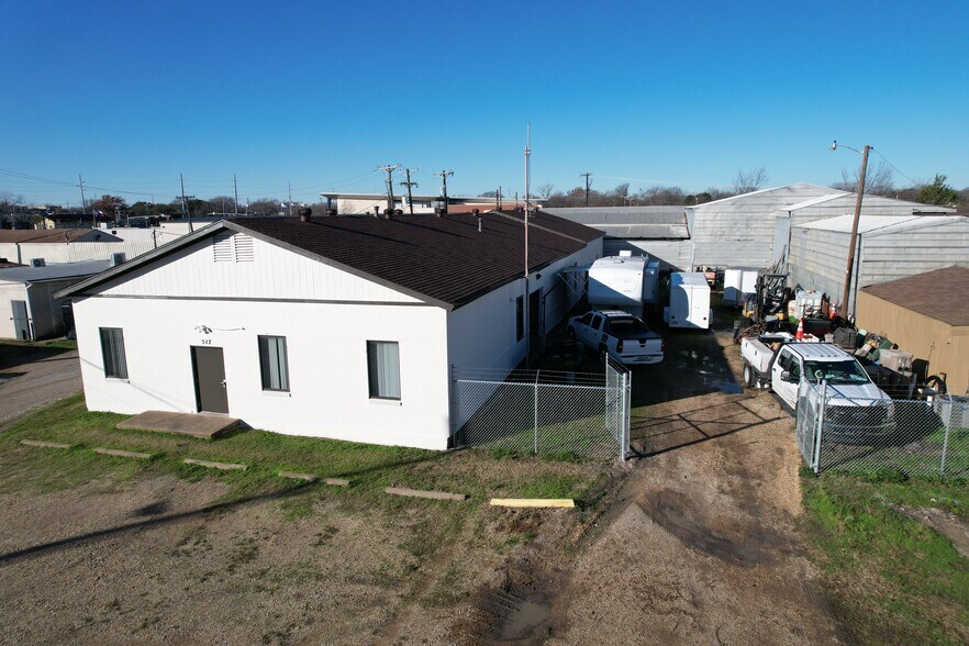 More Photos Of 517 N 5th St, Garland Warehouse For Lease