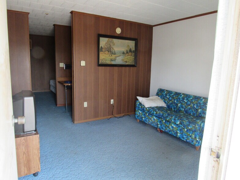 More Photos Of 11401 Pennsylvania 61 Hwy, Mount Carmel Hotel For Sale