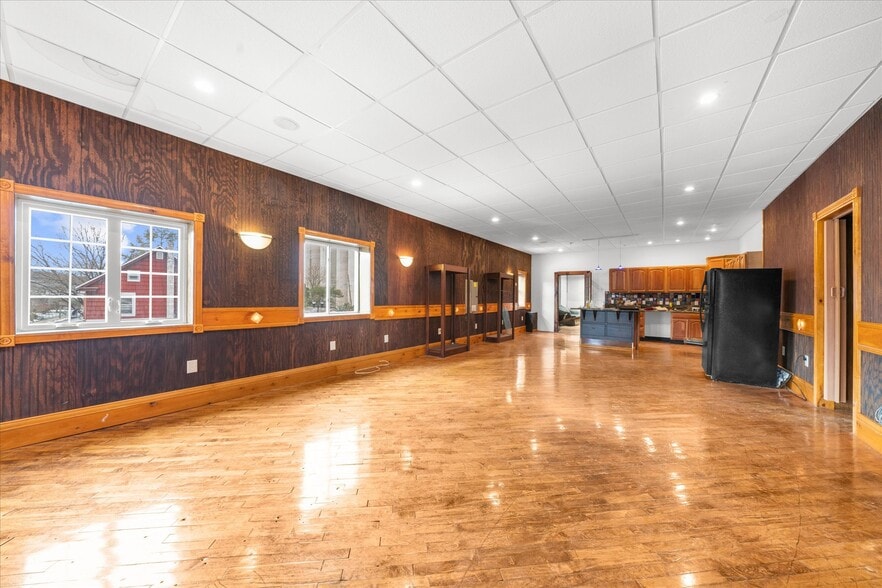 More Photos Of 102 S Richmond St, Fleetwood Warehouse For Sale