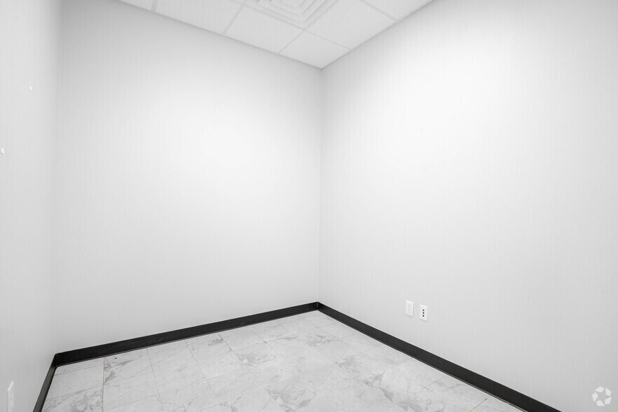 More Photos Of 7902-7904 Broadway St, Pearland Unknown For Lease