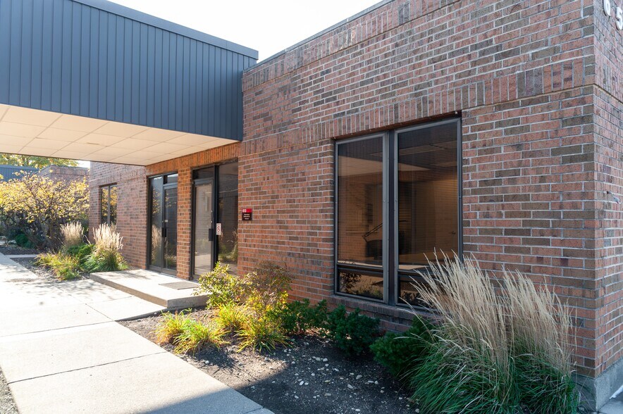More Photos Of 605-657 Landwehr Rd, Northbrook Office For Lease