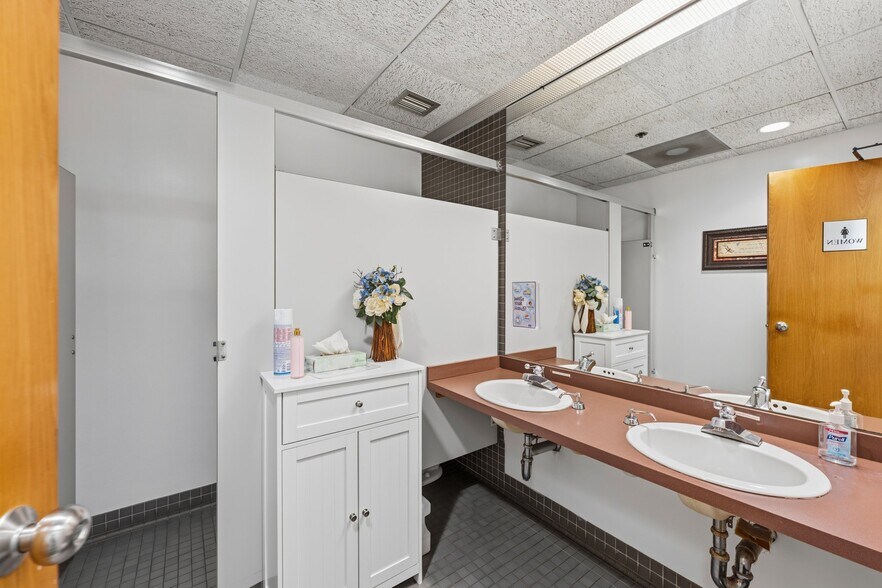 More Photos Of 45635 Willow Pond Plz, Sterling Office For Sale
