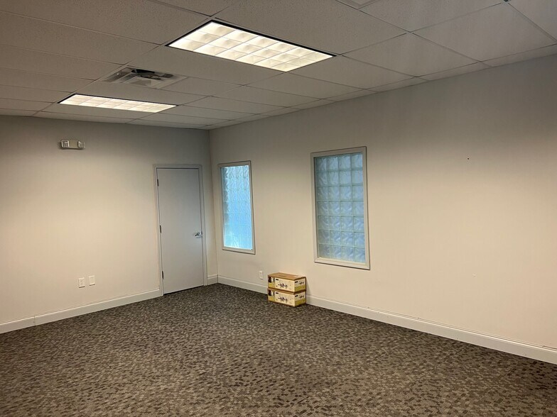 More Photos Of 15402 Dexler Dr, Austin Showroom For Lease
