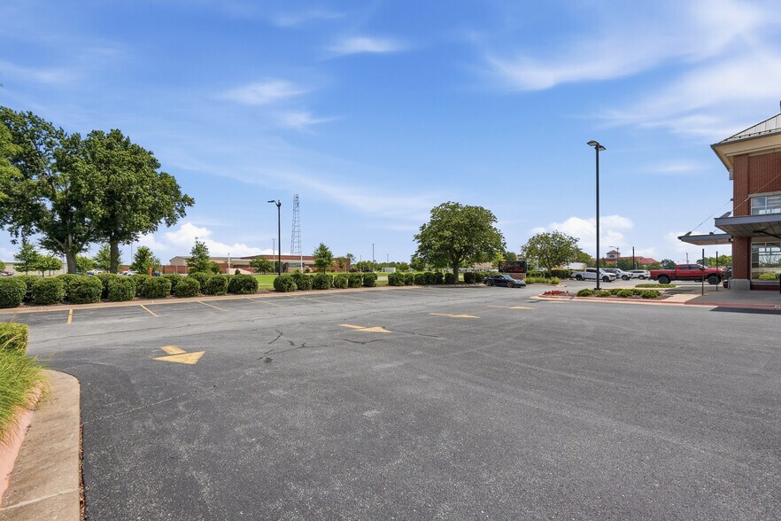 More Photos Of 700 SE Walton Blvd, Bentonville Unknown For Lease
