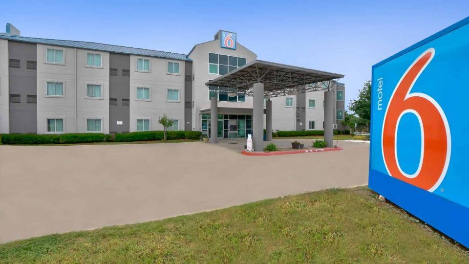 Primary Photo Of 8601 Benbrook Blvd, Benbrook Hotel For Sale