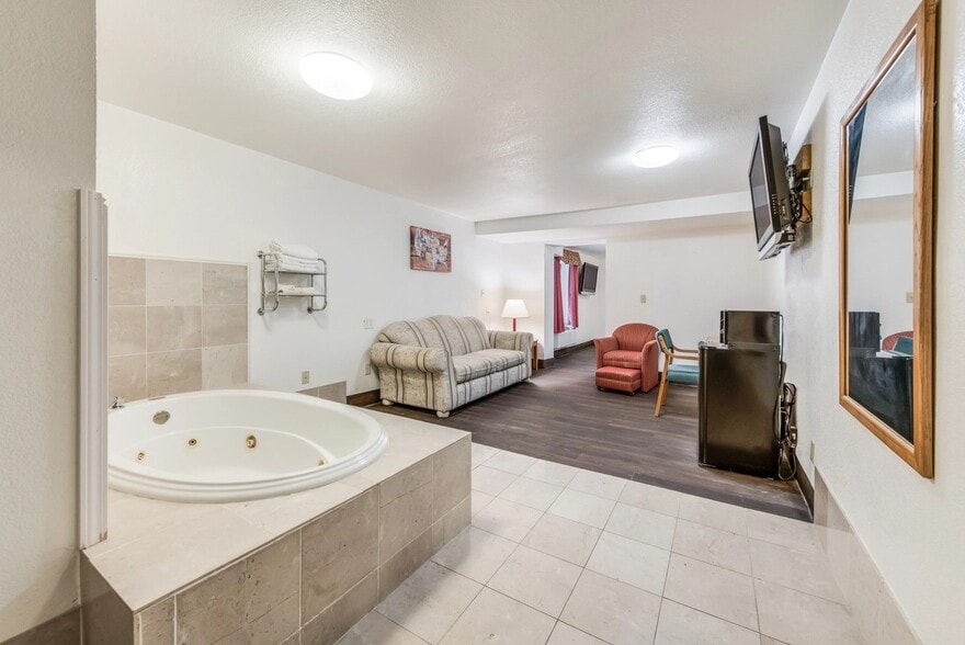 More Photos Of 3501 W Broadway Blvd, Sedalia Hotel For Sale