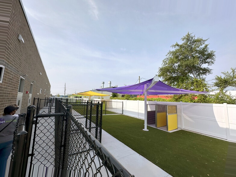 More Photos Of 6335 15 Mile Rd, Sterling Heights Freestanding For Sale