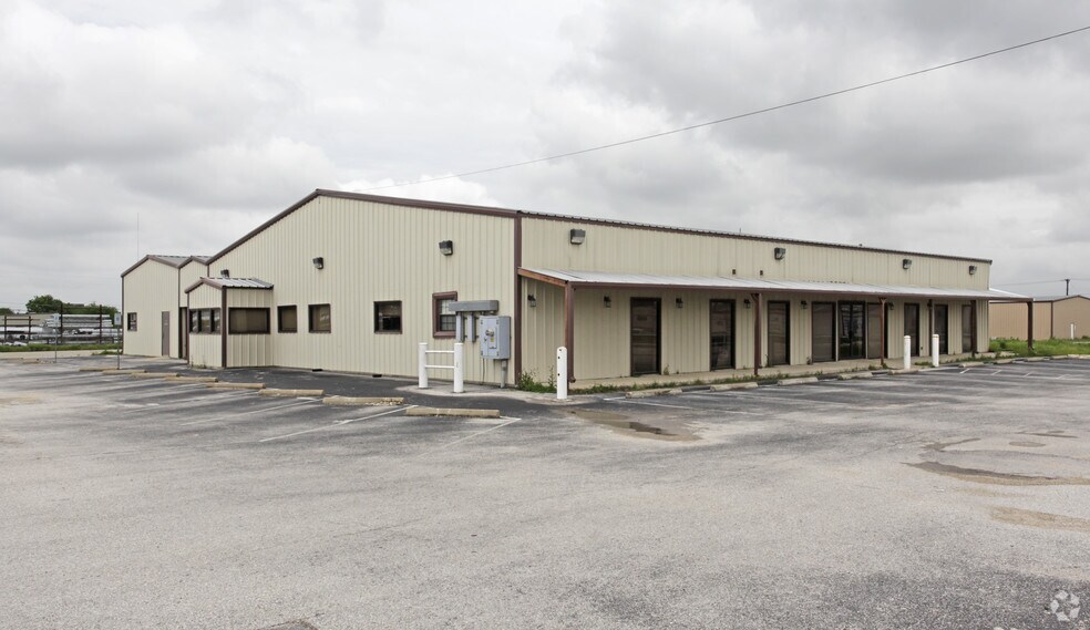 More Photos Of 108 McNutt Rd, Hutto Warehouse For Lease