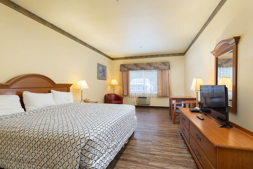 More Photos Of 550 SE Highway 101, Lincoln City Hotel For Sale