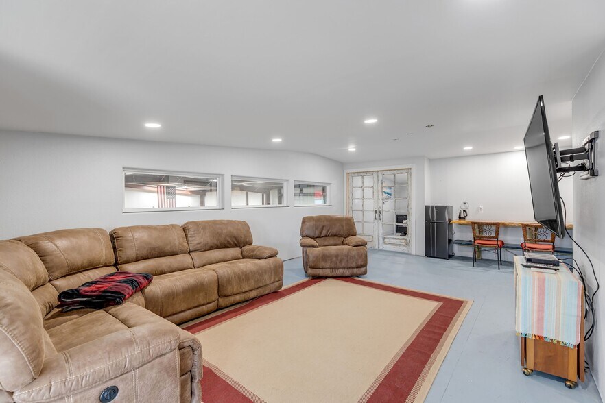 More Photos Of 1374 State Hwy 71, Bastrop Flex For Lease