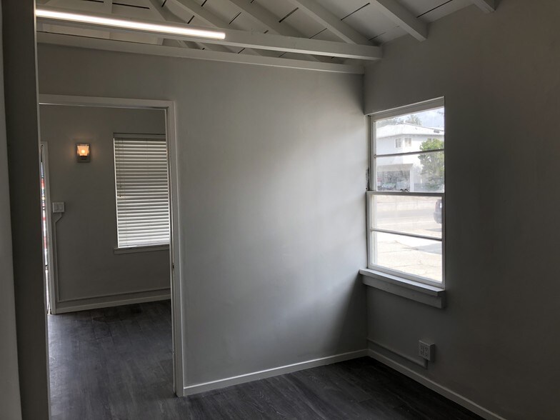 More Photos Of 11659 Riverside Dr, North Hollywood Storefront For Sale