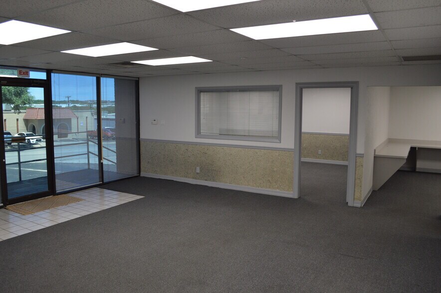 More Photos Of 11922 Warfield St, San Antonio Warehouse For Sale