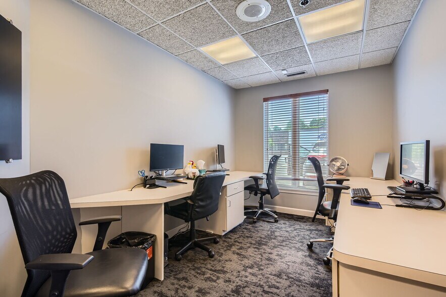 More Photos Of 271-285 E Helen Rd, Palatine Light Distribution For Sale