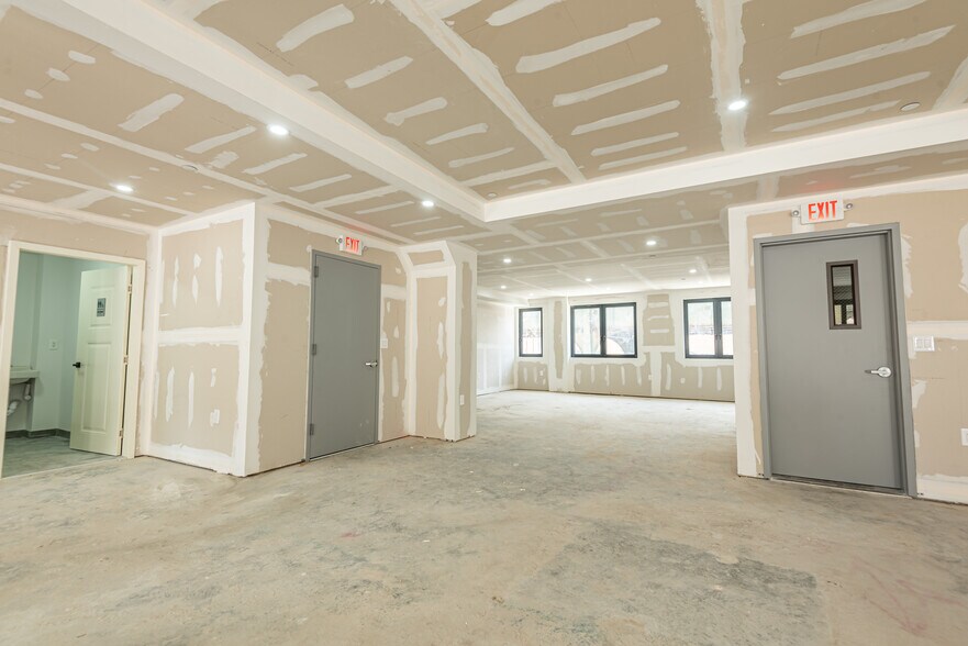 More Photos Of 3043 31st St, Long Island City Service For Lease