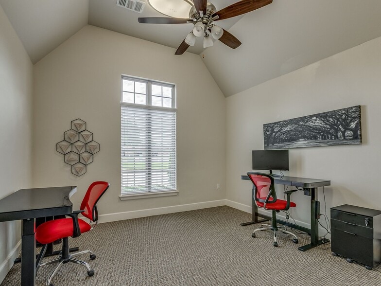 More Photos Of 2232 Bridgeview Blvd, Edmond Office Residential For Sale