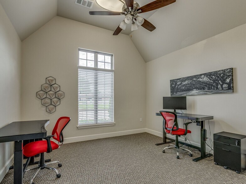 More Photos Of 2232 Bridgeview Blvd, Edmond Office Residential For Lease