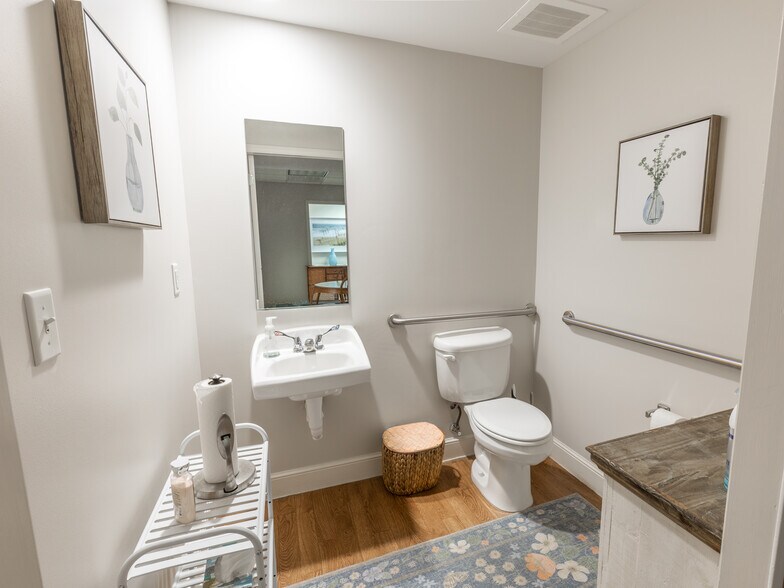 More Photos Of 1555 Indian River Blvd, Vero Beach Coworking Space
