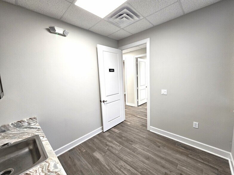 More Photos Of 3129 Kingsley Dr, Pearland Office For Lease