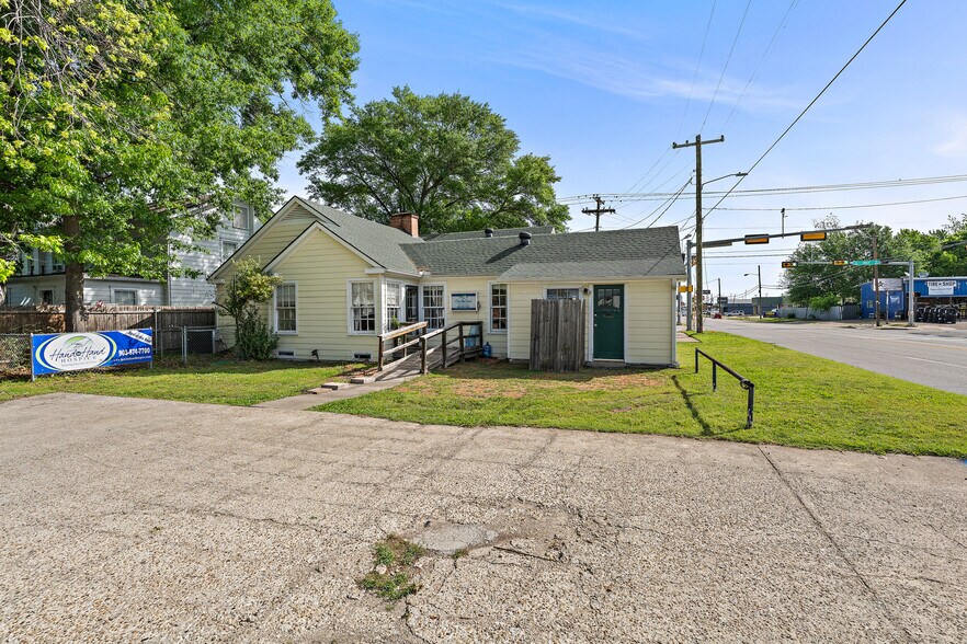 More Photos Of 208 S 31st St, Corsicana Flex For Sale