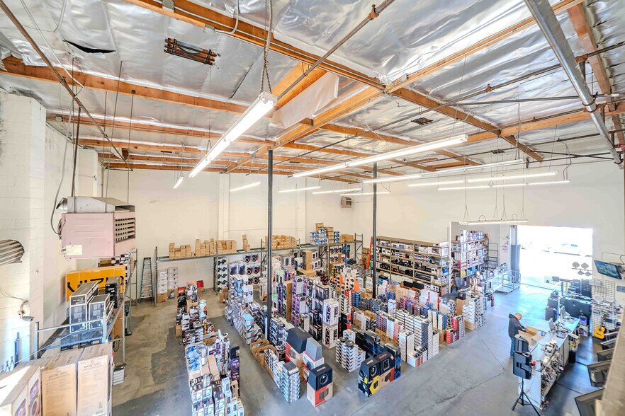 More Photos Of 1120 E 11th St, Los Angeles Showroom For Sale