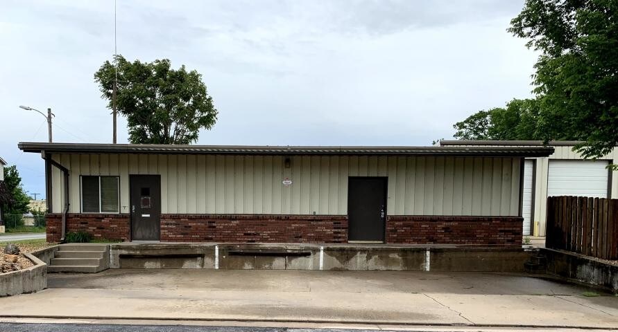 More Photos Of 600 Broadway St, Joplin Warehouse For Sale