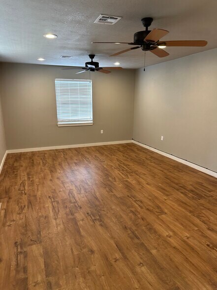 More Photos Of 4024 Main St, Durant Storefront Retail Office For Lease