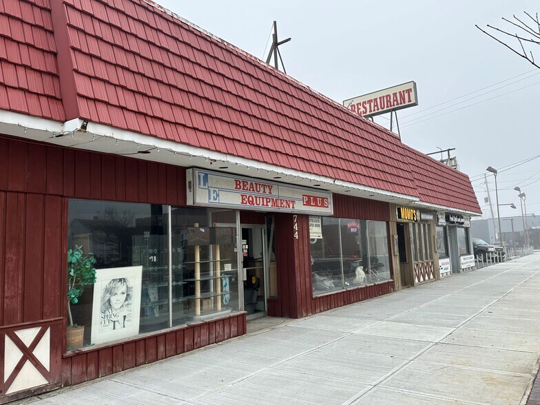 More Photos Of 740-750 E 185th St, Cleveland Storefront For Lease