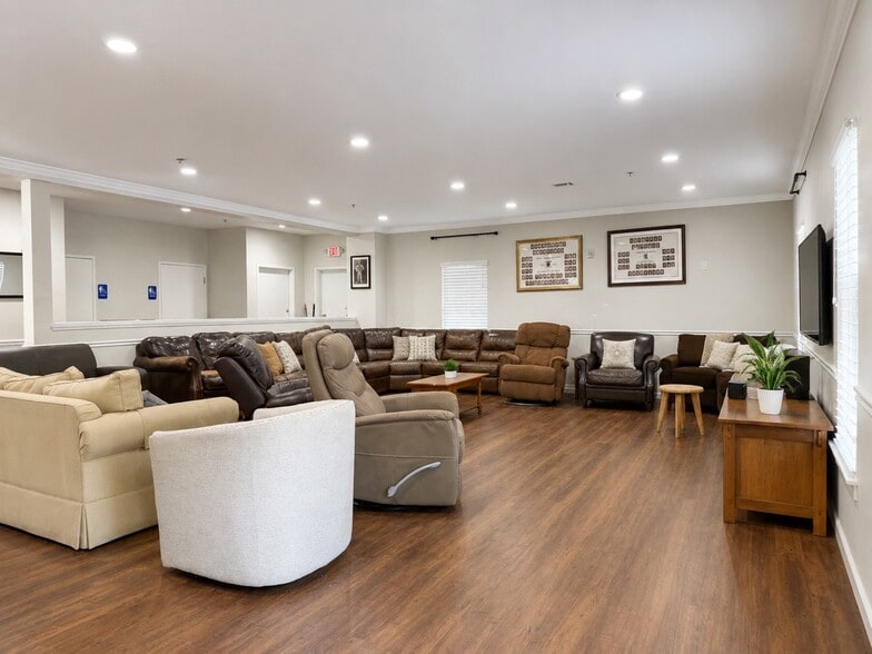 More Photos Of 250 Carriage Ct, Athens Sorority Fraternity House For Sale