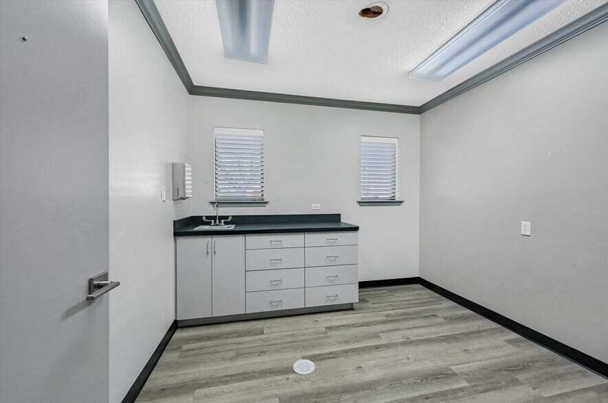 More Photos Of 815 Pecan Grove Rd E, Sherman Medical For Sale