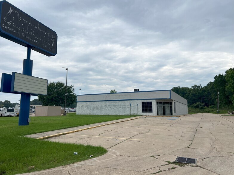 More Photos Of 2850 N Market St, Shreveport General Retail For Sale