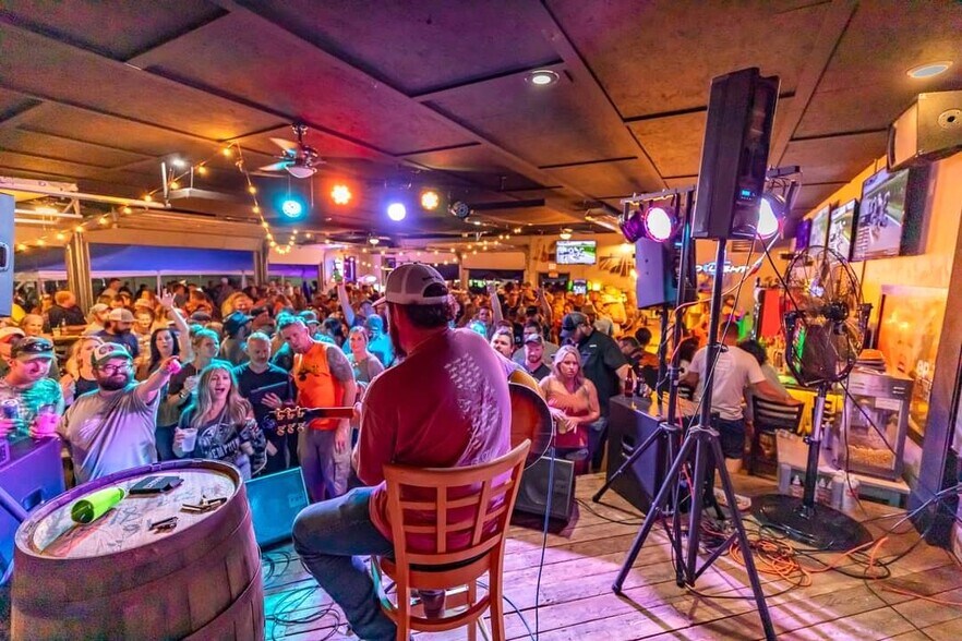 More Photos Of W3239 Dundas Rd, Kaukauna Bar For Sale