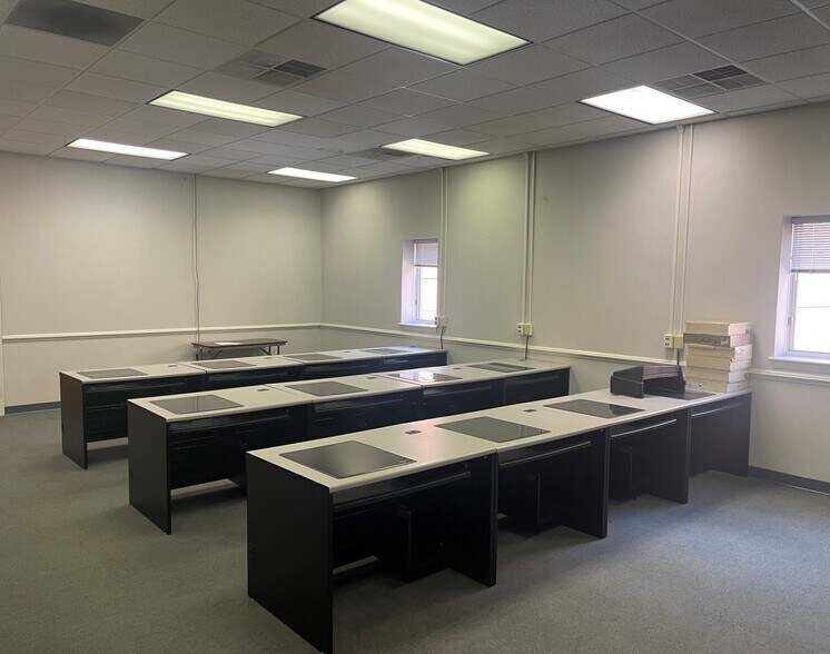 More Photos Of 110 E Main St, Salem Office For Lease