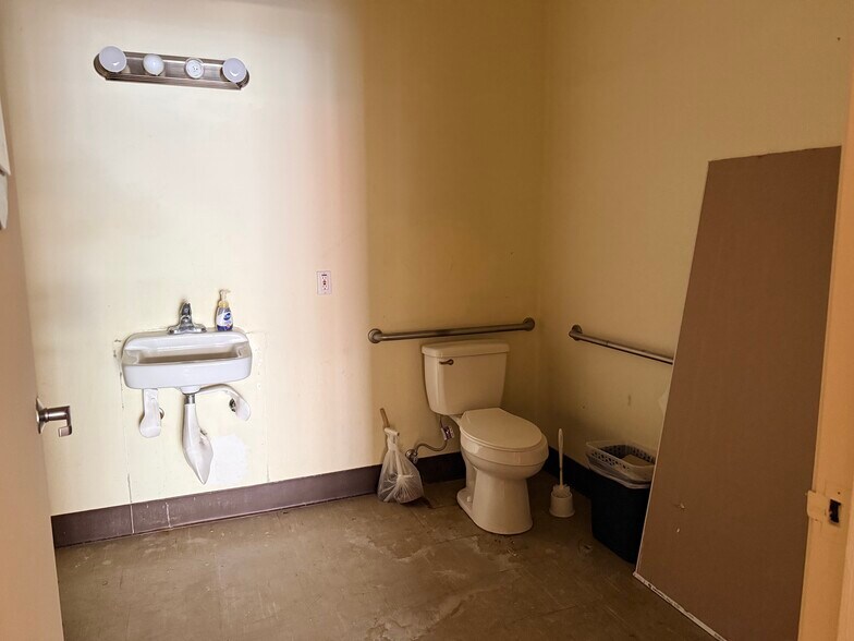 More Photos Of 900-1002 San Fernando Rd, San Fernando General Retail For Lease