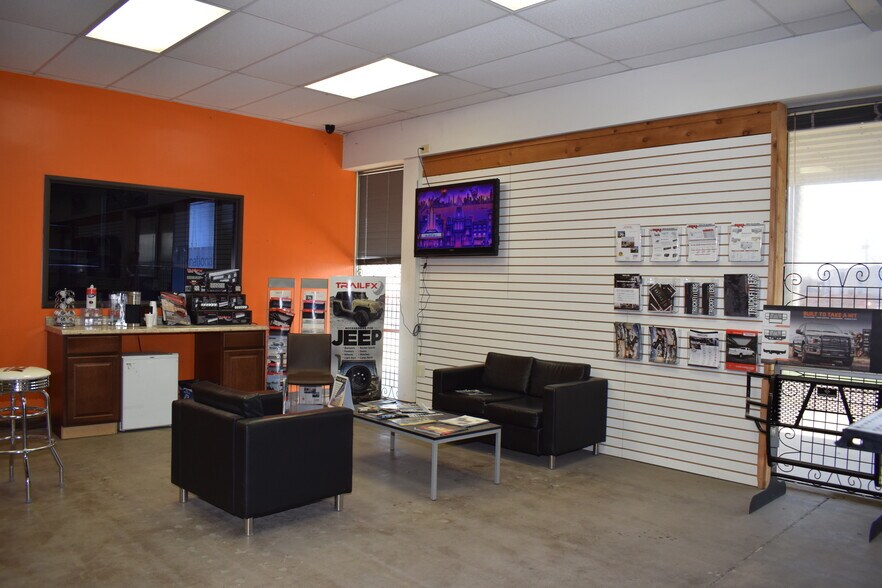 More Photos Of 1039 N Loop 12 Blvd, Irving Light Manufacturing For Sale