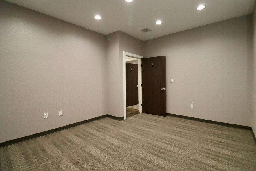 More Photos Of 800 Bonaventure Way, Sugar Land Office For Sale