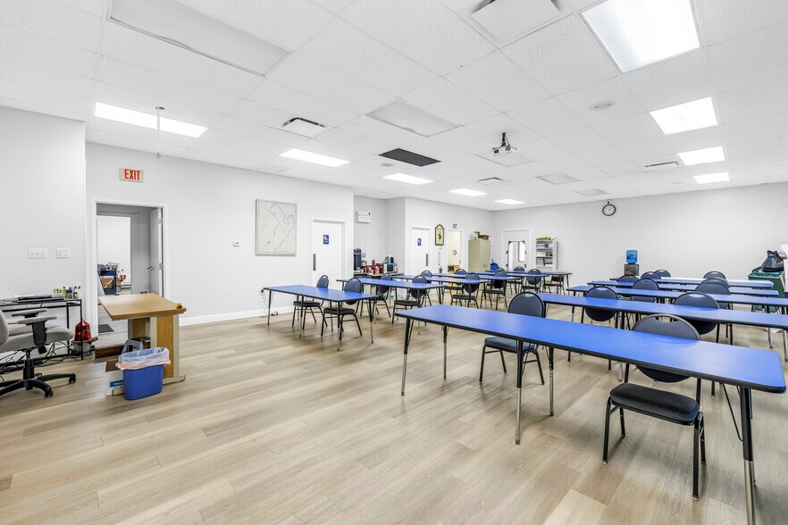 More Photos Of 8440 4th St N, Saint Petersburg Freestanding For Sale