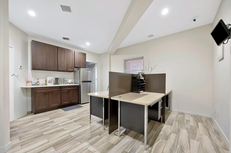 More Photos Of 14311 Willets Point Blvd, Flushing Office For Sale