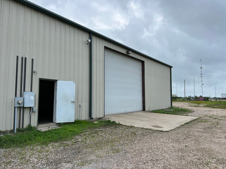 More Photos Of 3318 Dwayne Rd, Rosharon Warehouse For Lease