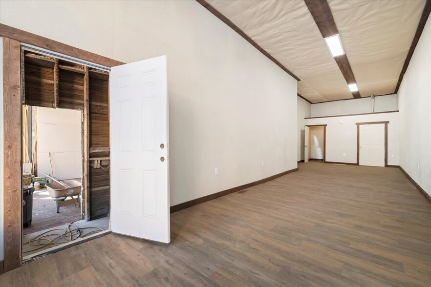 More Photos Of 310 Victor Ave, Victor General Retail For Sale