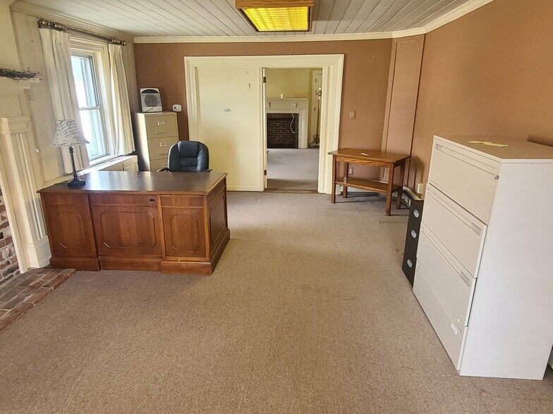 More Photos Of 555 E Main St, Somerset Flex For Sale