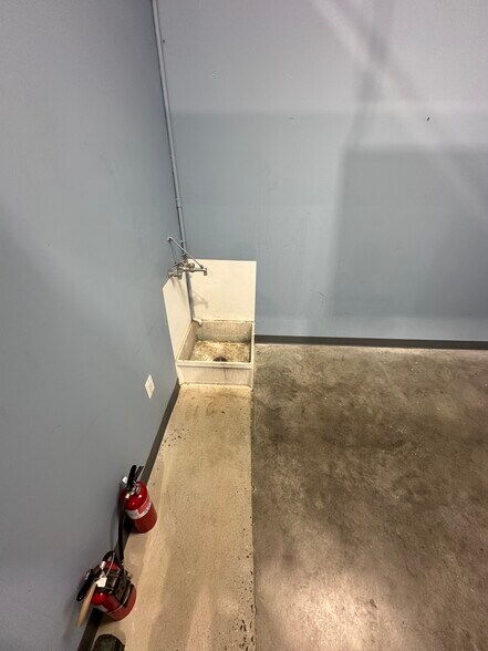 More Photos Of 287 Sunset Park Dr, Herndon Showroom For Lease